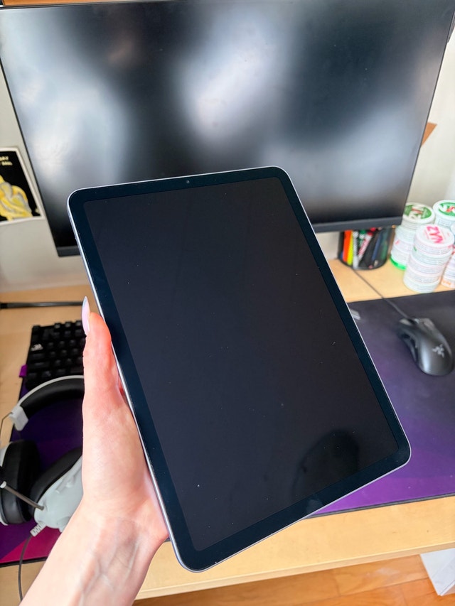 iPad Air 5th Gen (64GB, Purple) - photo 2