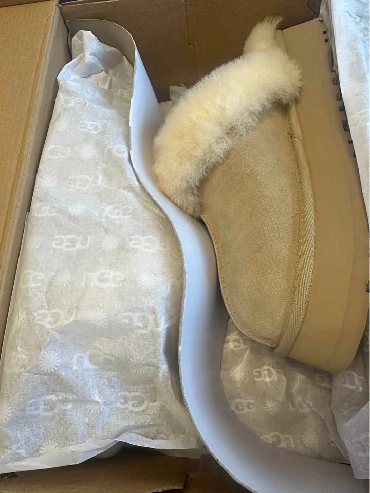 New UGGs US size 7, UK size 5, 24 cm