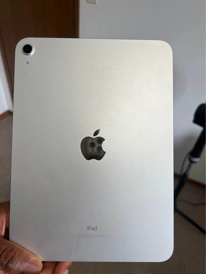 Apple iPad 10th Generation - photo 2