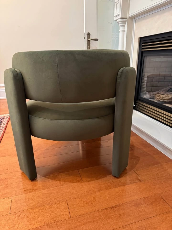 Luxury Modern Accent Chair – Like New - photo 2