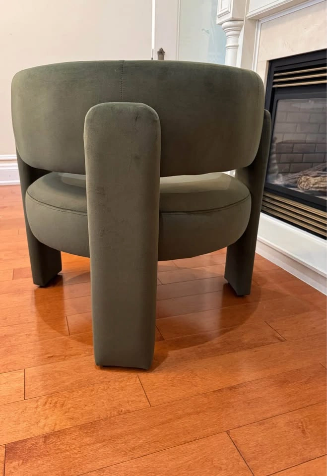 Luxury Modern Accent Chair – Like New - photo 4
