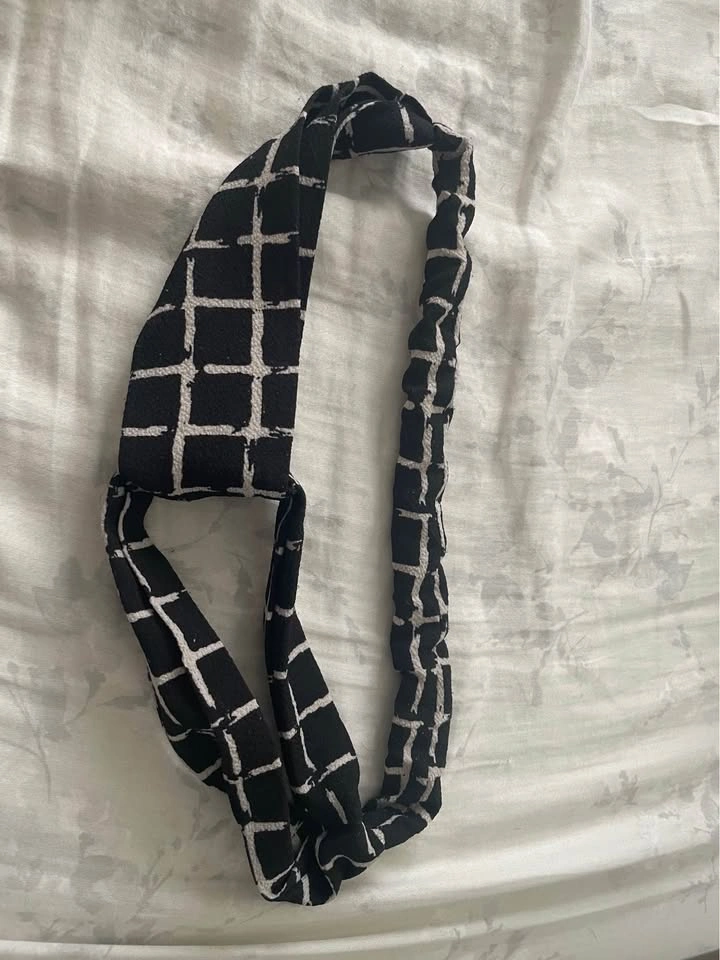 Black and white grid pattern headband - photo 2