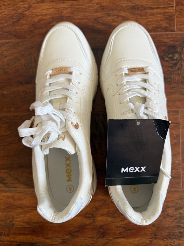 Casual Sneakers, NEW Retails $50.00: Size 8