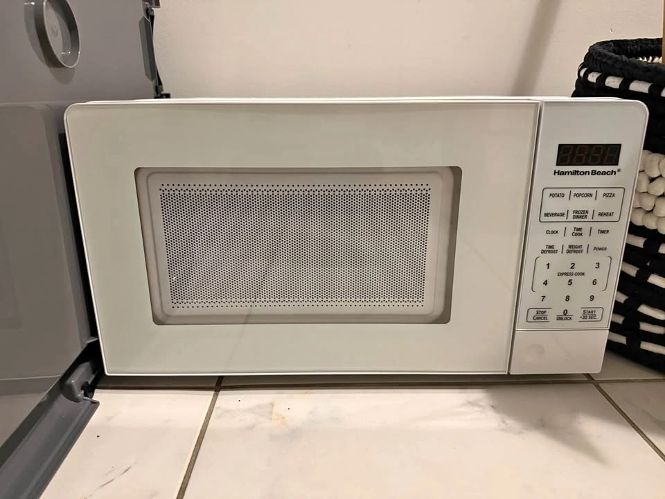 Hamilton Beach Small White Microwave – Excellent Condition