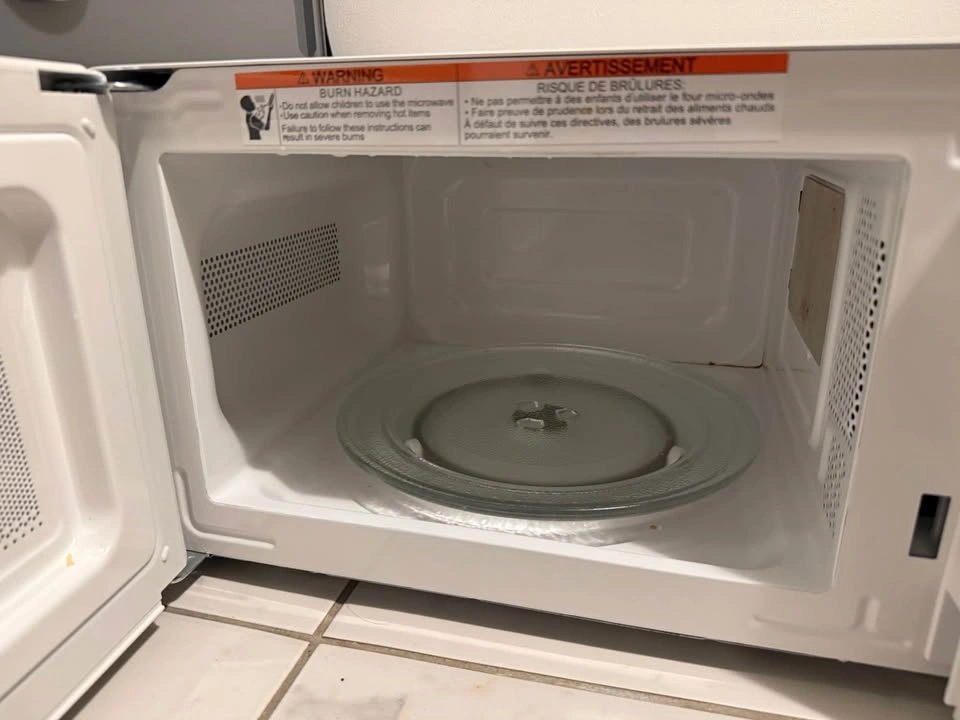 Hamilton Beach Small White Microwave – Excellent Condition - photo 2