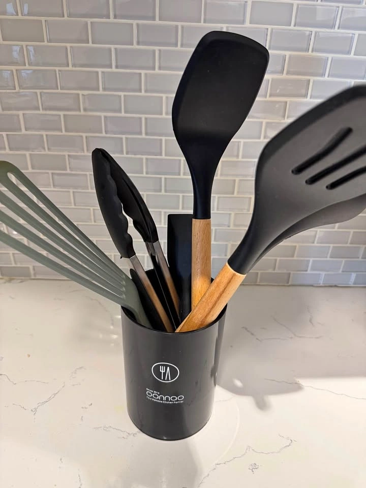 Oannoo Kitchen Utensil Set with Holder – Black & Wood