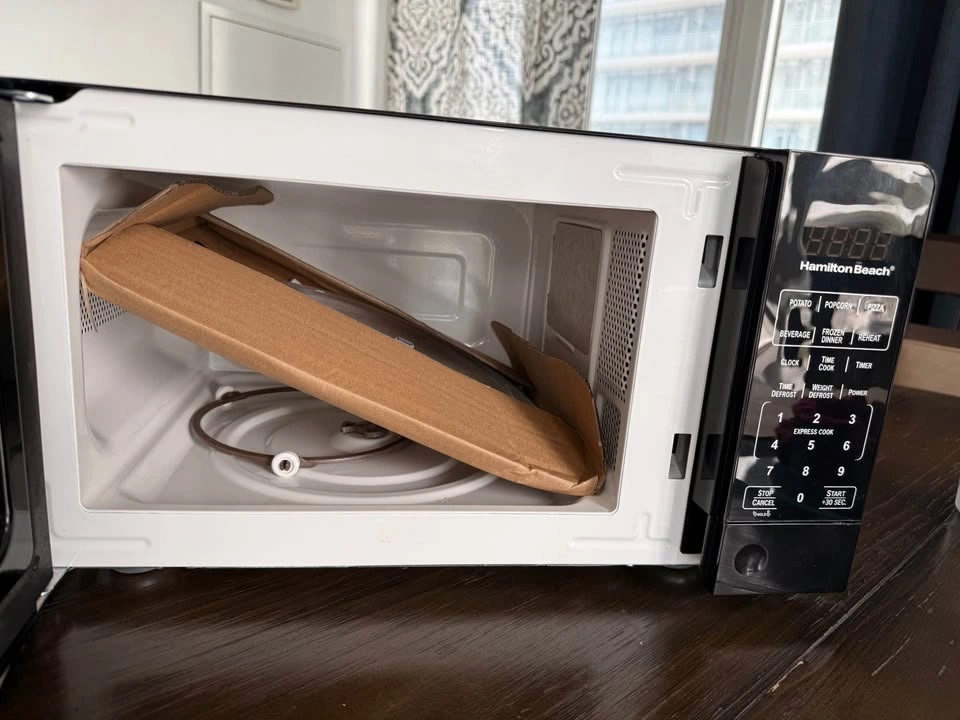 Brand New Hamilton Beach Microwave - 0.7 cu ft - photo 4