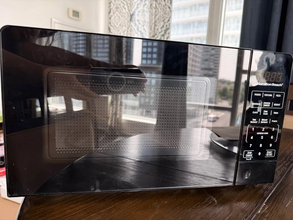 Brand New Hamilton Beach Microwave - 0.7 cu ft - photo 5