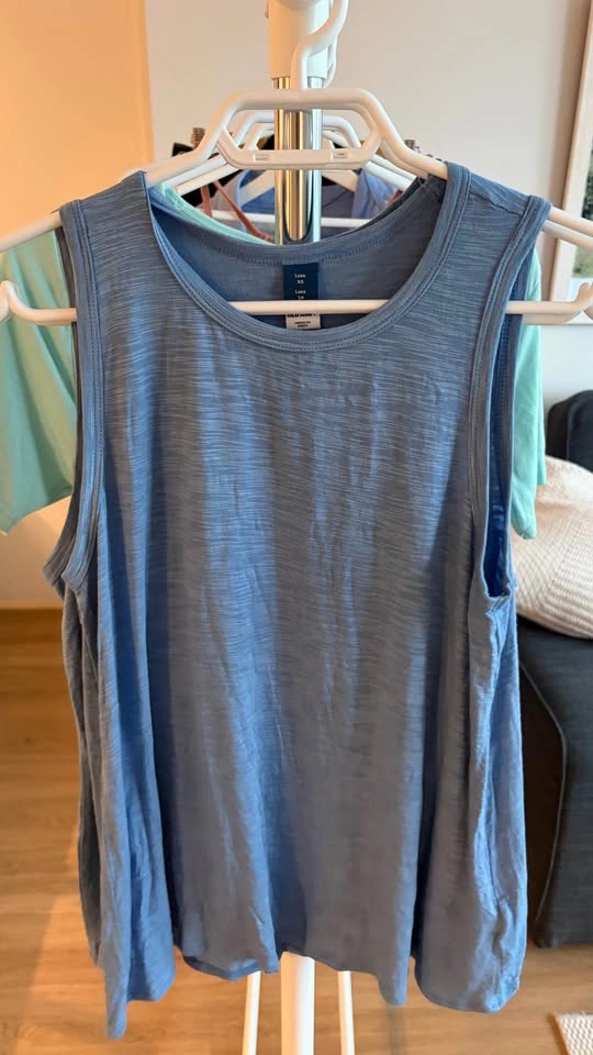Women’s gym tops bundle 4 for $5 GAP - photo 2