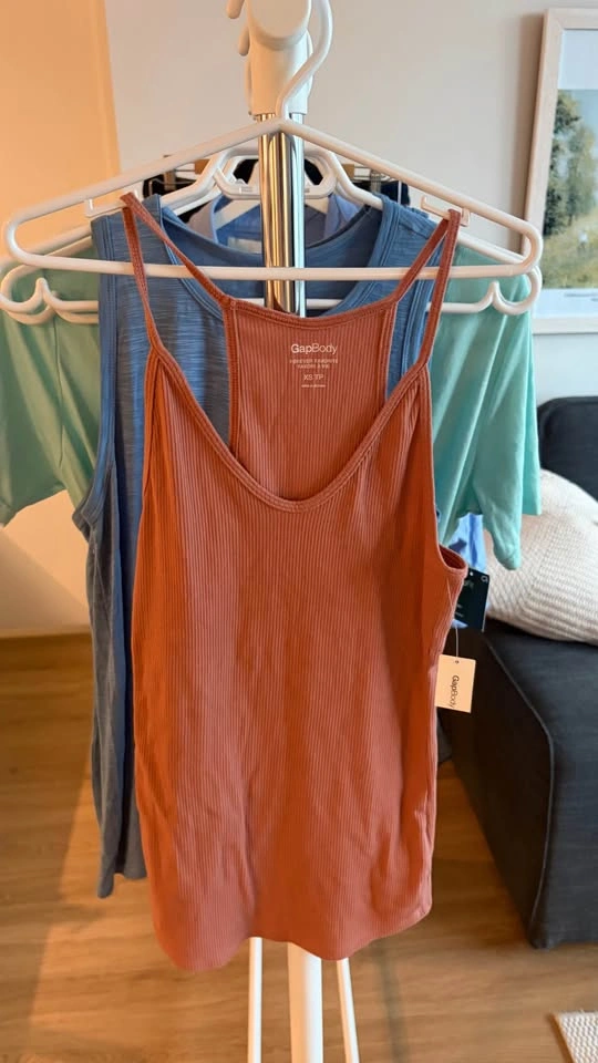 Women’s gym tops bundle 4 for $5 GAP - photo 3