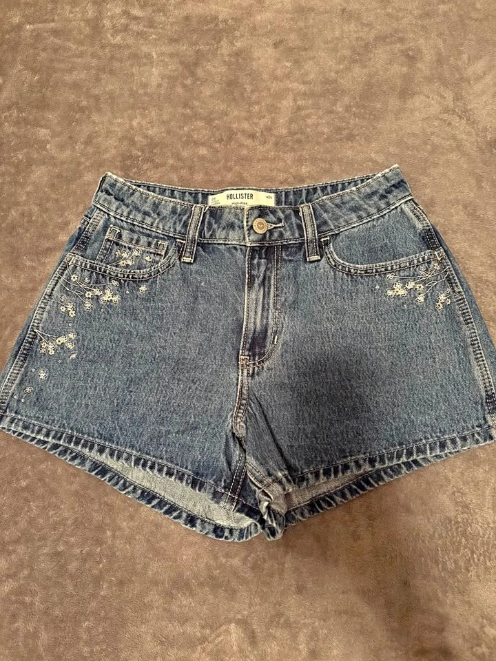 New Hollister Aline Embroidered Jean shorts Size 00/24