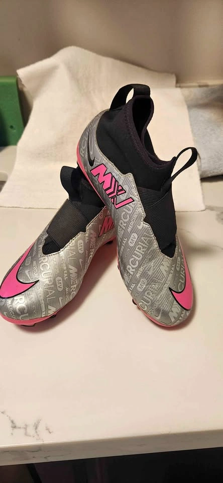 Nike Soccer cleats - outdoor - size 4 1/2 kids