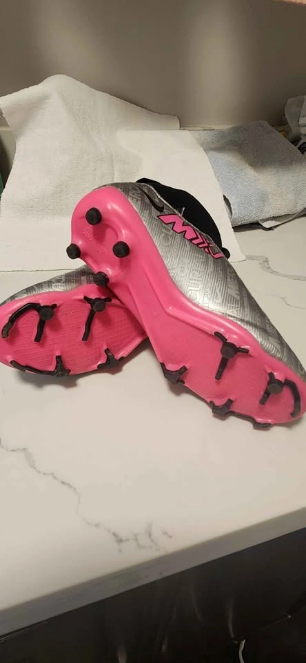 Nike Soccer cleats - outdoor - size 4 1/2 kids - photo 2