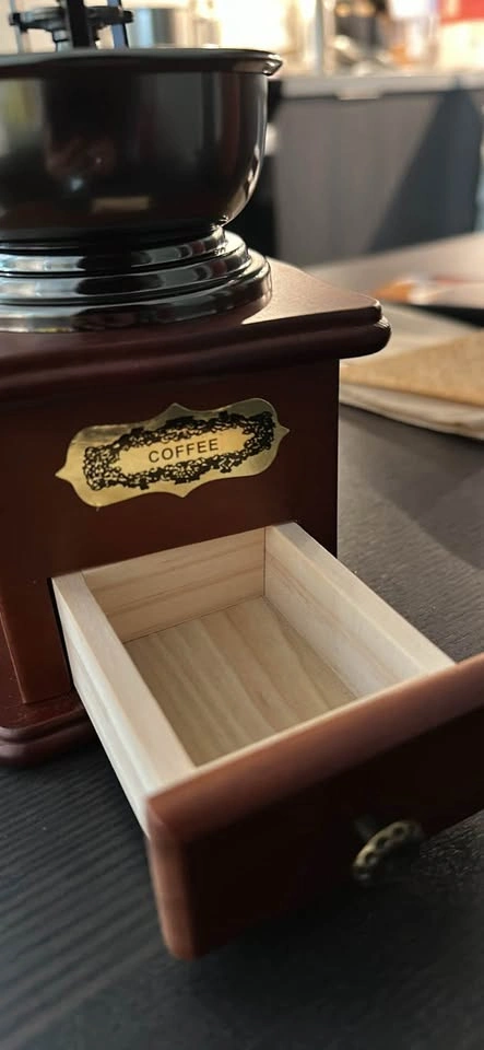 Vintage style manual coffee grinder - photo 2