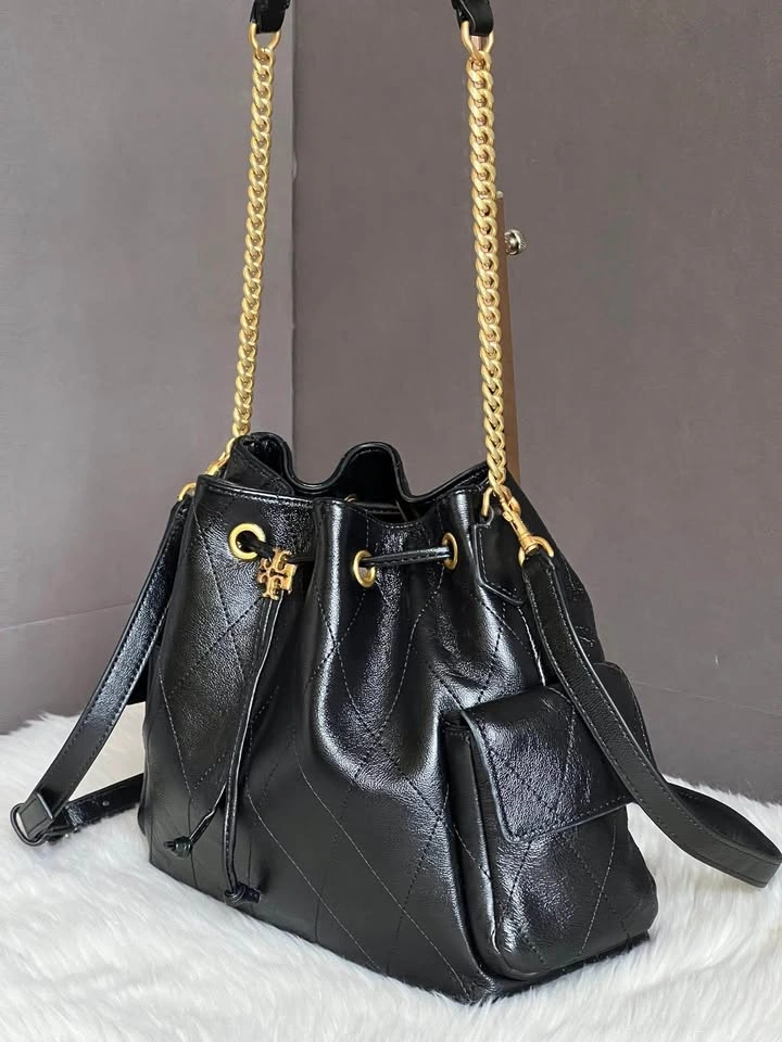 FOR SALE ✨ Brand new Tory Burch Charlie Quilted Drawstring Shoul - photo 4