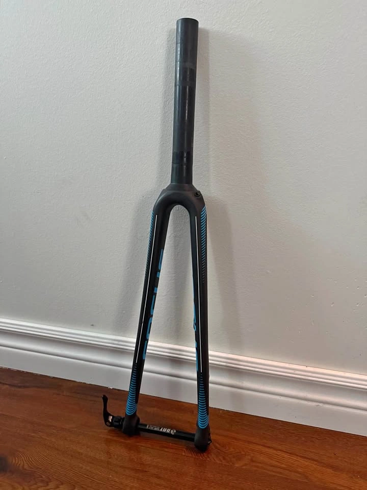 Carbon fork for road bike 1 1/8 tapered