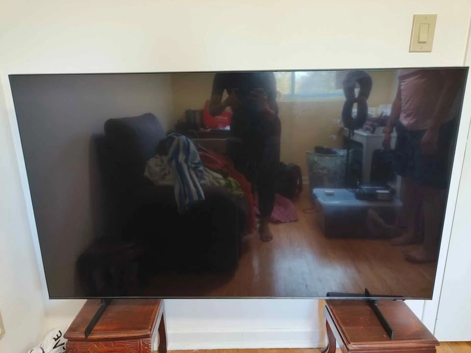Samsung 65” Crystal UHD 4K Smart TV – Like New (UN65AU8000F) - photo 2