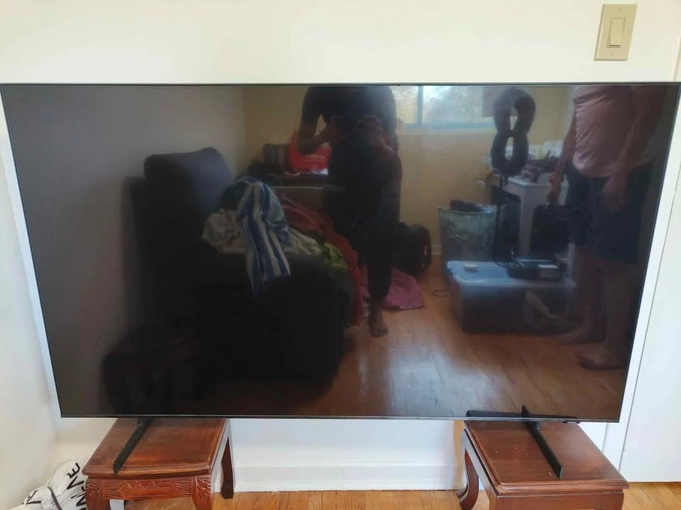 Samsung 65” Crystal UHD 4K Smart TV – Like New (UN65AU8000F) - photo 3