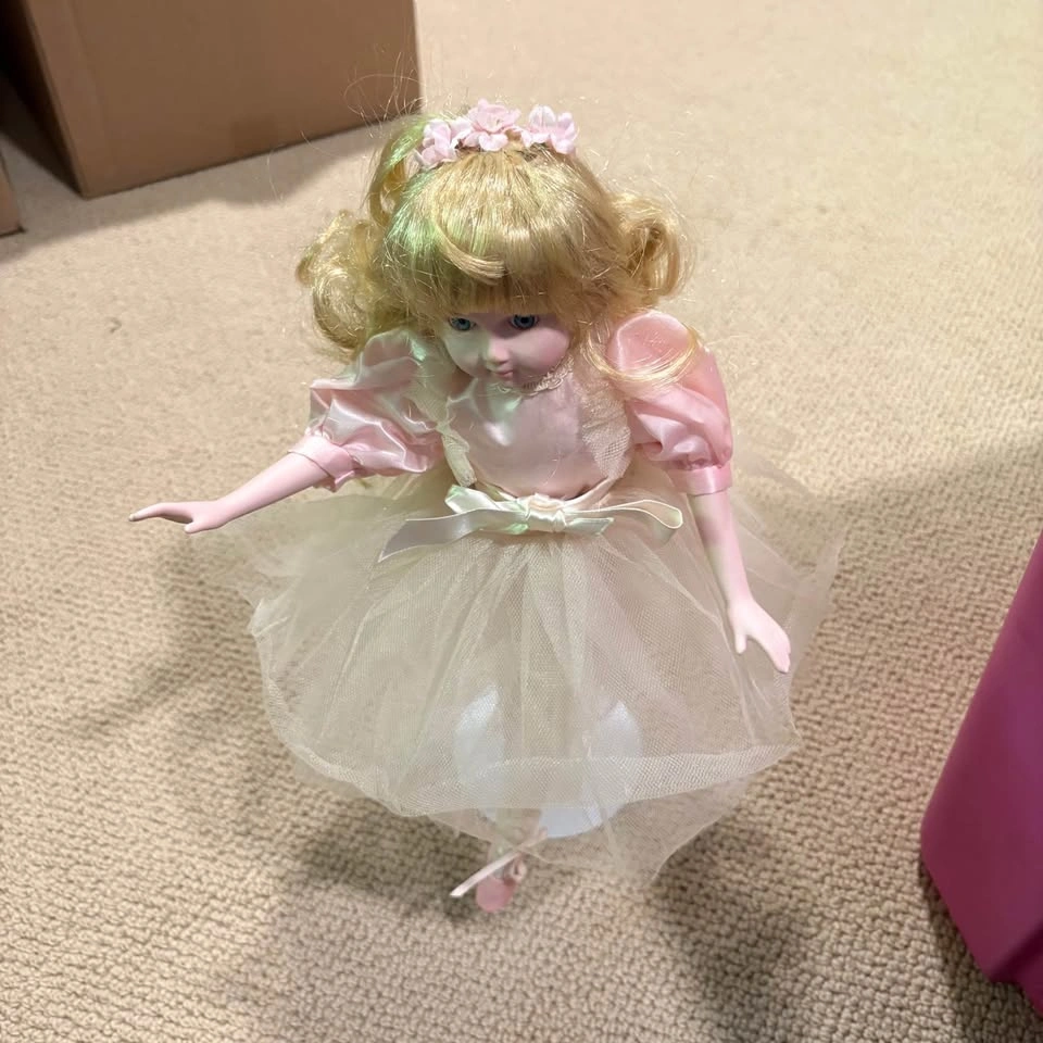 Porcelain Poseable Ballerina Doll (1989 House of Lloyd) - photo 2