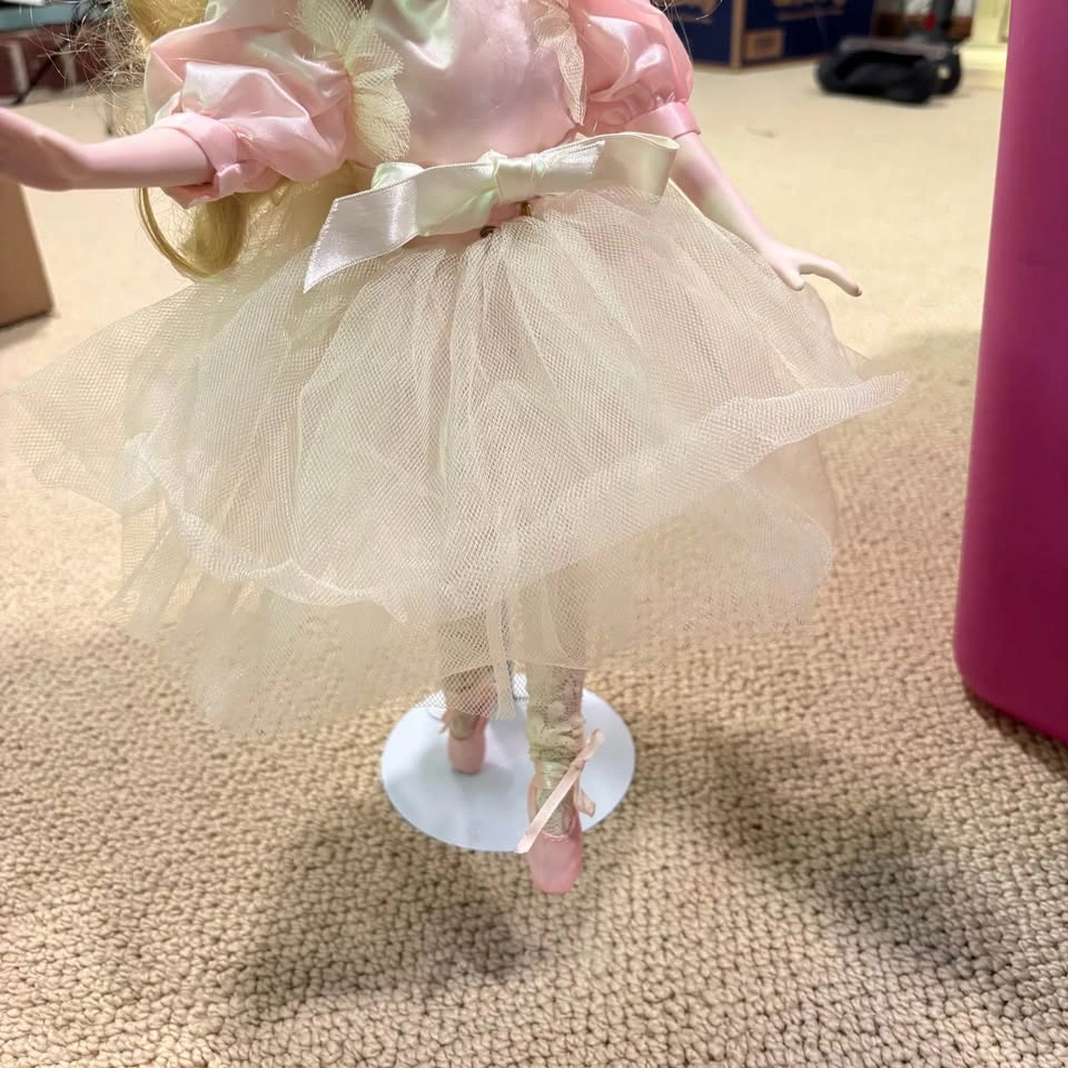 Porcelain Poseable Ballerina Doll (1989 House of Lloyd) - photo 3