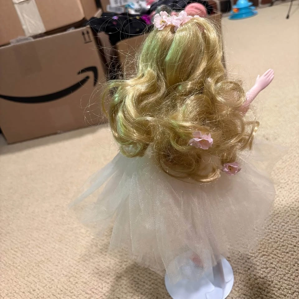 Porcelain Poseable Ballerina Doll (1989 House of Lloyd) - photo 4