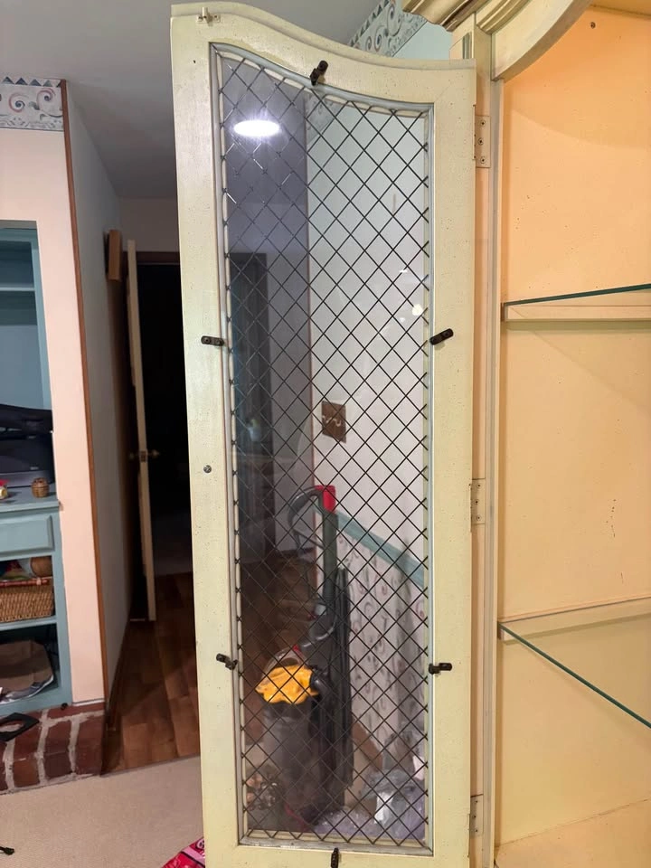 Vintage Stanley China Cabinet - photo 3