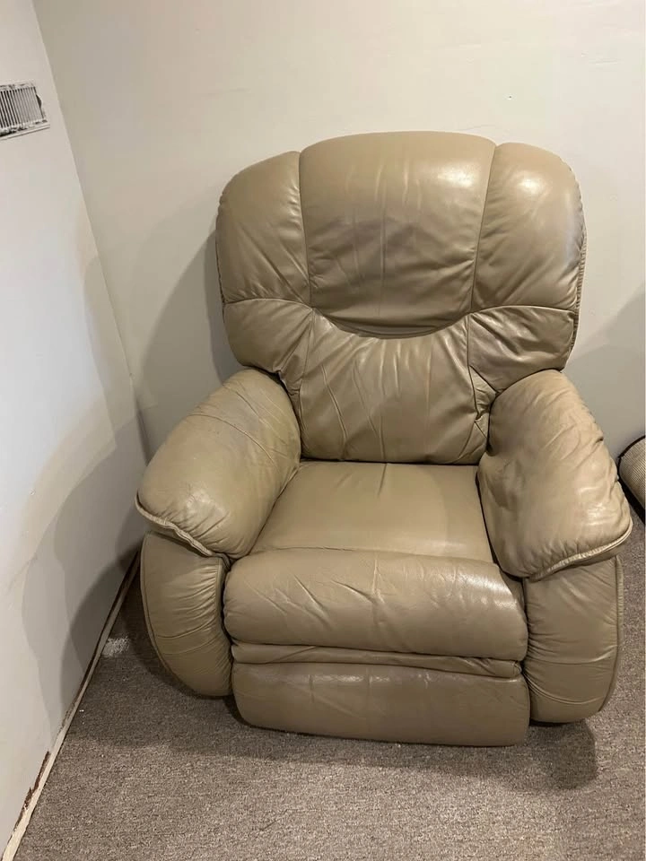 Leather Lazy Boy Recliner - photo 2