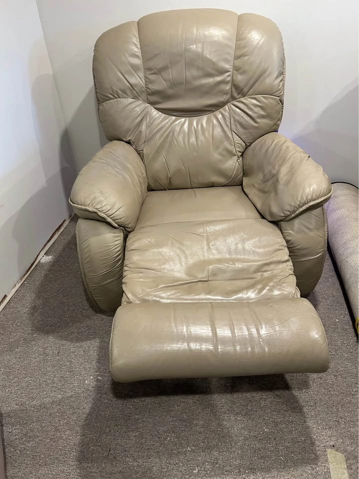 Leather Lazy Boy Recliner - photo 3