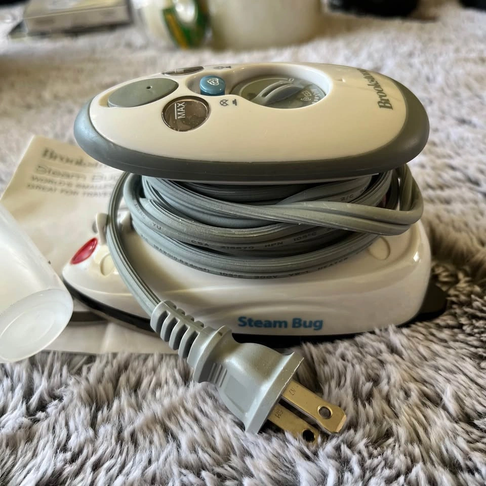 Brookstone Steam Bug Dual Voltage Travel Iron: never used - photo 2