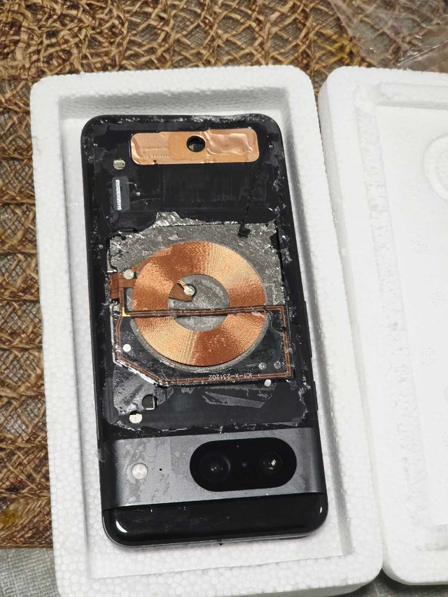 Pixel 8 (for Parts) - photo 2