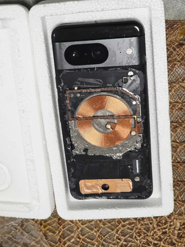 Pixel 8 (for Parts) - photo 3