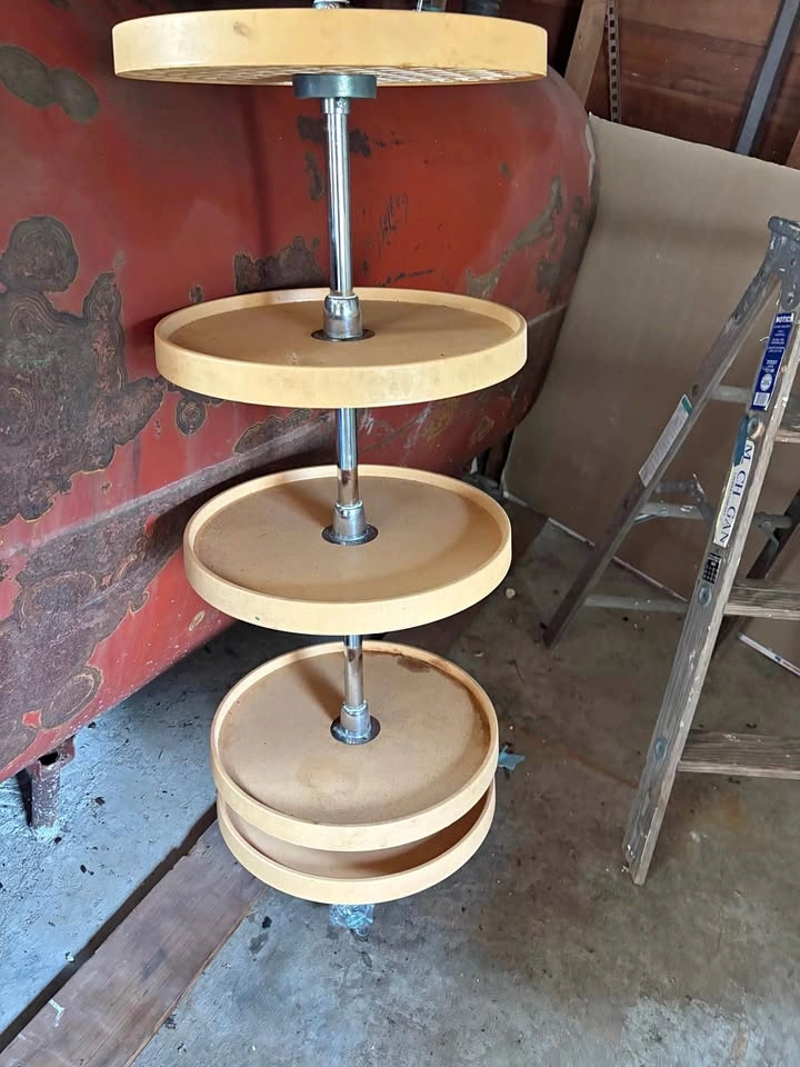 Rotating adjustable shelves for store