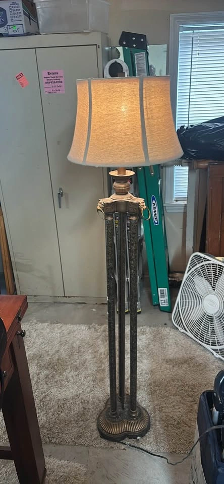 Tall solid metal lamp - photo 2