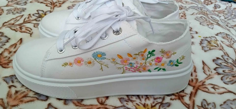 New Womans size 7 Floral Embroidered Sneakers