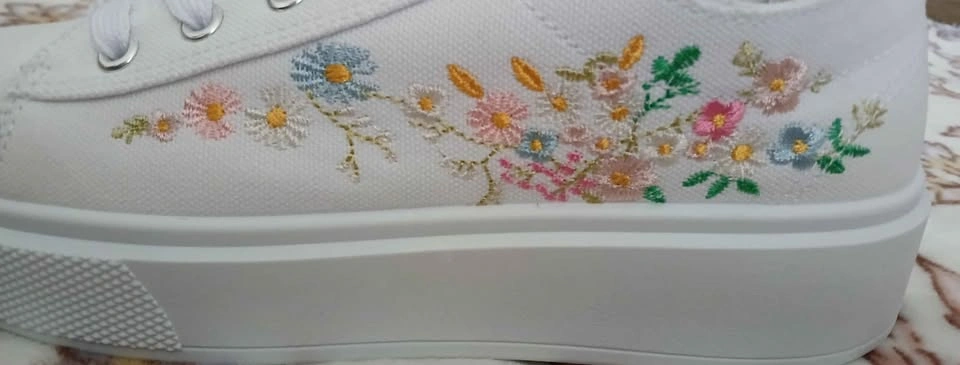 Size 8 Womans Embroidered Shoes - photo 2
