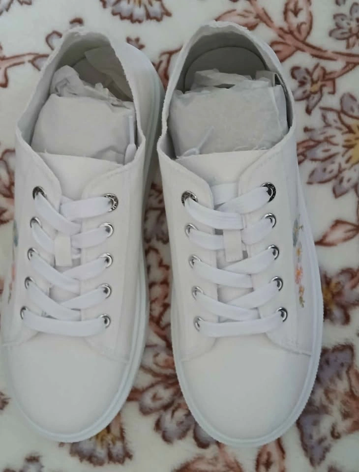 Size 8 Womans Embroidered Shoes - photo 3