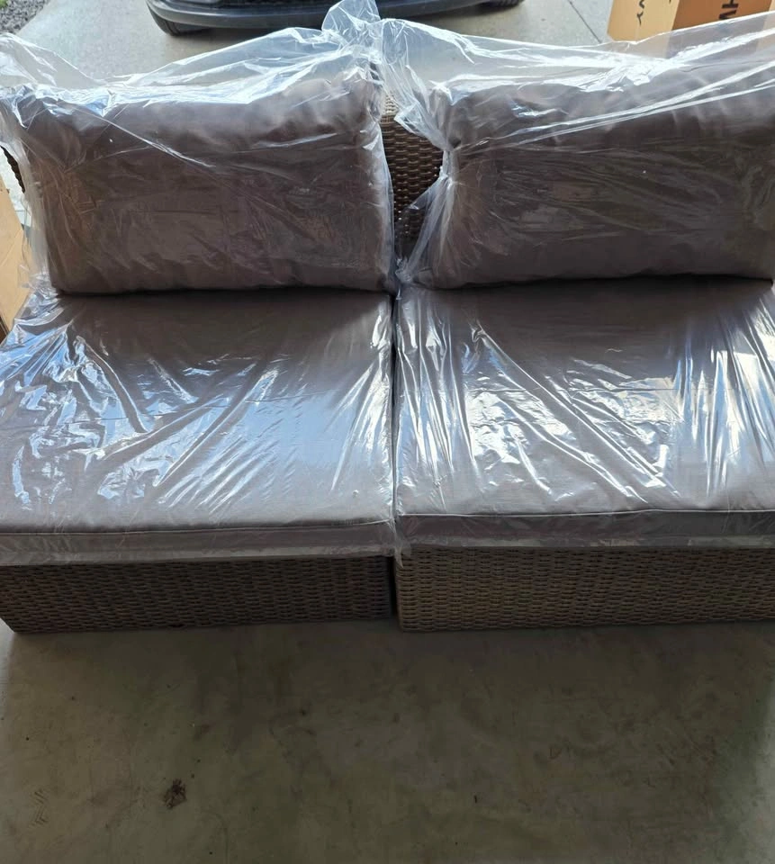 Brand new set of 6 chairs conversation set. 4 beige, 2 grey. Ass - photo 2