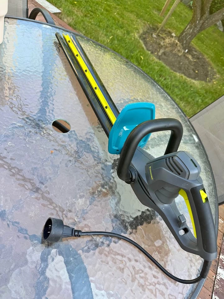 Yardworks Corded Electric Hedge Trimmer – Excellent Condition