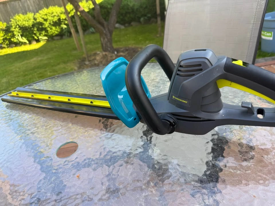 Yardworks Corded Electric Hedge Trimmer – Excellent Condition - photo 2