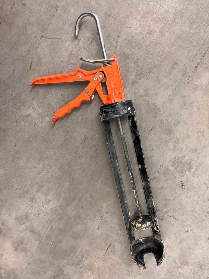 Large Caulking Gun - photo 2