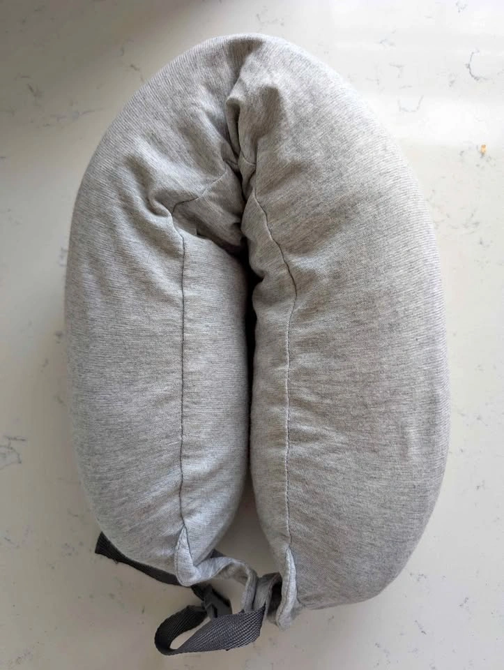 Travel neck pillow