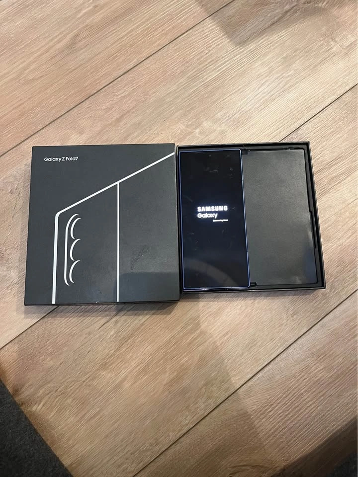 Samsung Galaxy Z Fold 7 256GB Blue Shadow Unlocked - photo 2