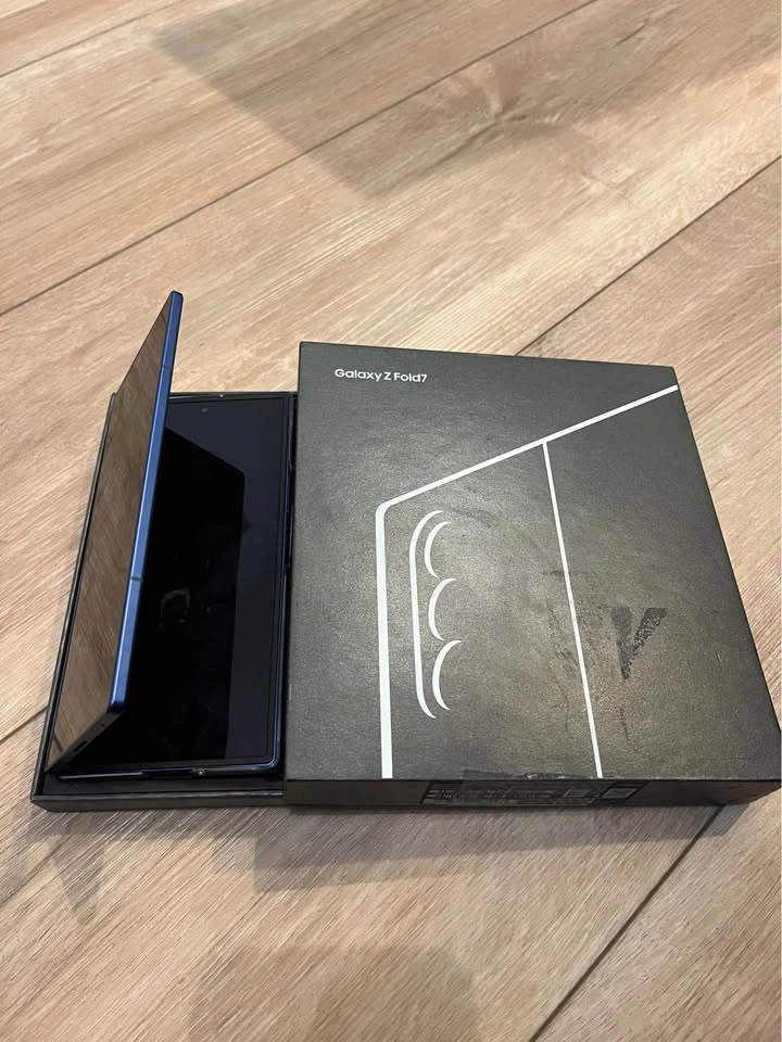 Samsung Galaxy Z Fold 7 256GB Blue Shadow Unlocked - photo 4