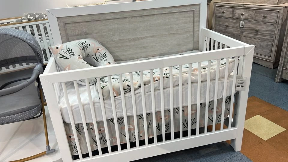 Modern White & Wood Baby Bed + Mattress - Excellent Condition - photo 2