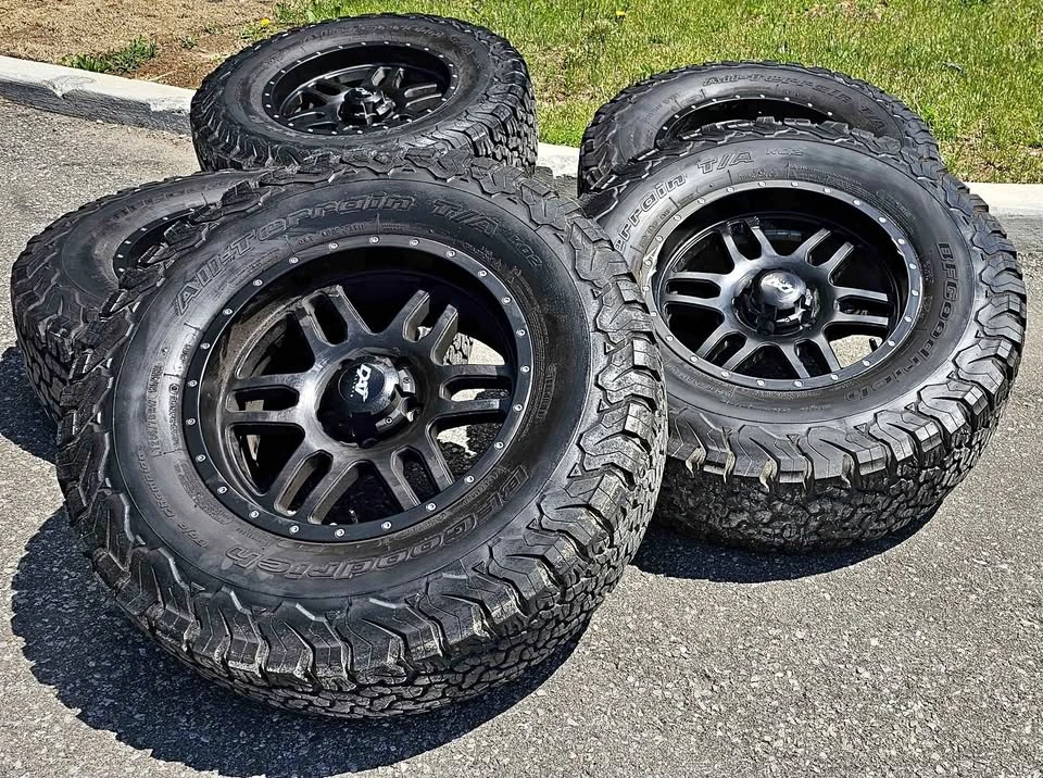 Jeep Grand Cherokee Rims w/ All-Terrain Tires 285/70R17