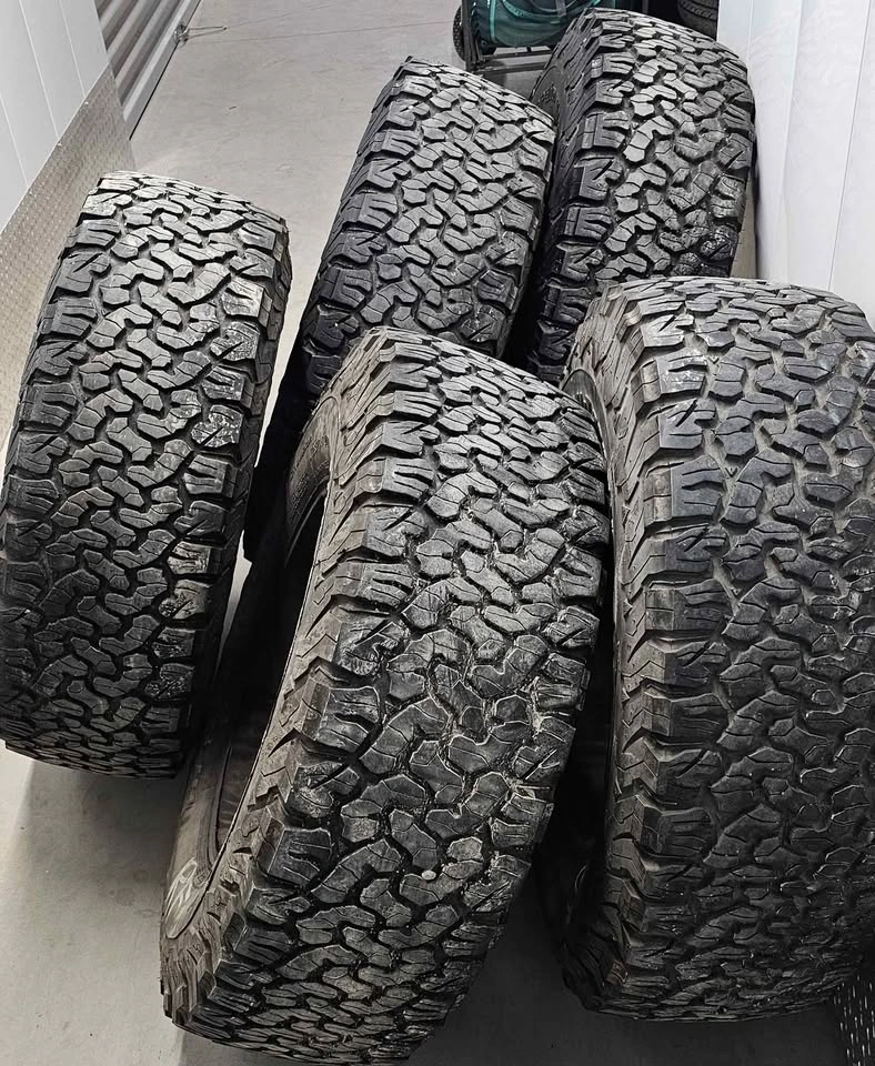 Jeep Grand Cherokee Rims w/ All-Terrain Tires 285/70R17 - photo 2