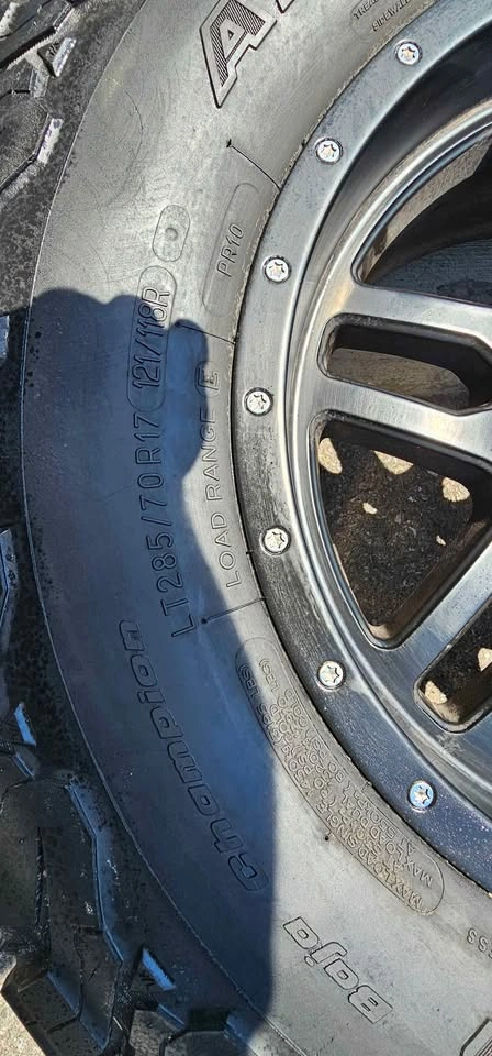 Jeep Grand Cherokee Rims w/ All-Terrain Tires 285/70R17 - photo 4