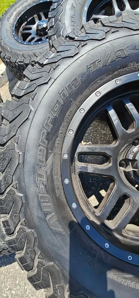 Jeep Grand Cherokee Rims w/ All-Terrain Tires 285/70R17 - photo 5