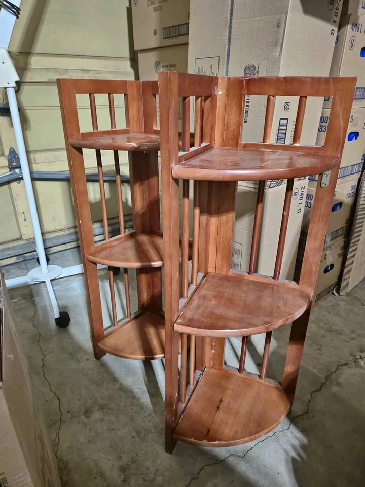 2 Corner Stands