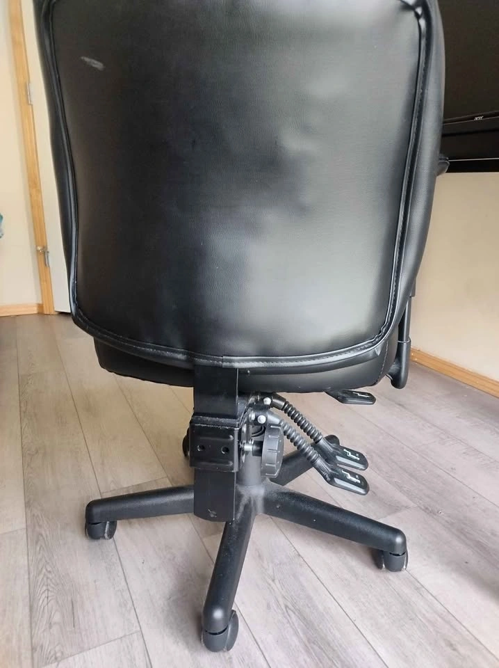 Comfortable Black Office Chair with Armrests - photo 2